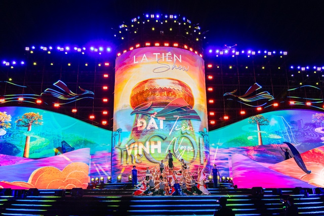 Hàng ngàn khán giả hòa trong không gian văn hóa nghệ thuật đỉnh cao cùng La Tiên Show – The Cội - Ảnh 1.