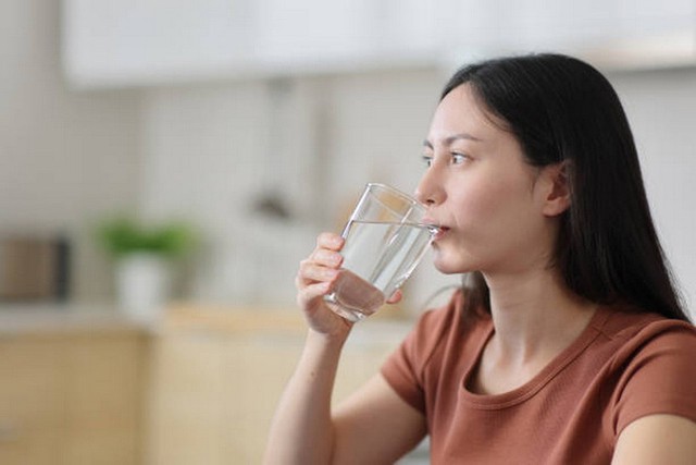 Uống loại nước này ngay sau khi ngủ dậy, cơ thể nhận được vô vàn lợi ích - Ảnh 1.