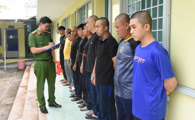 Truy tố nhóm thanh niên mở tiệc sinh nhật, đốt pháo hoa gây náo loạn quốc lộ 1- Ảnh 1.