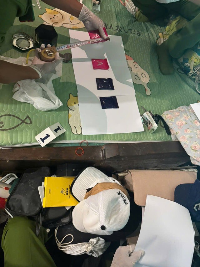 Bắt đối tượng mang theo 65 viên hồng phiến, khám xét nơi ở lộ ra hơn 900 viên khác- Ảnh 2.