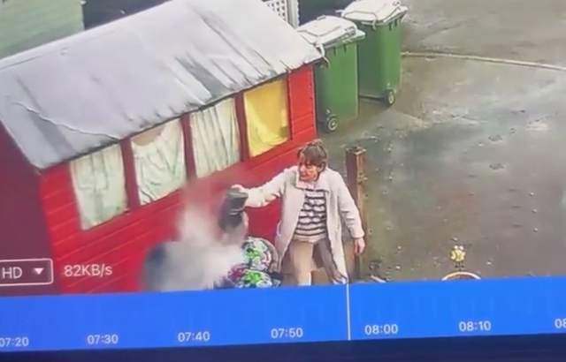 Người phụ nữ đổ nước sôi lên người hàng xóm và cái kết - Ảnh 1.