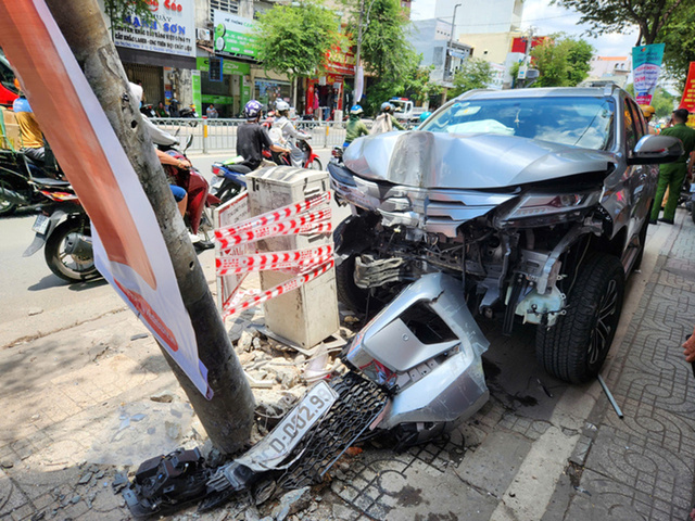 Ô tô 7 chỗ tông xe máy rồi đâm gãy trụ điện, 3 người bị thương - Ảnh 1.