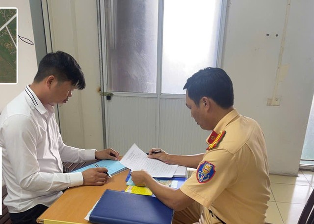 Xử phạt tài xế để trẻ em thò đầu ra ngoài xe ô tô khi đang lưu thông trên quốc lộ - Ảnh 1.