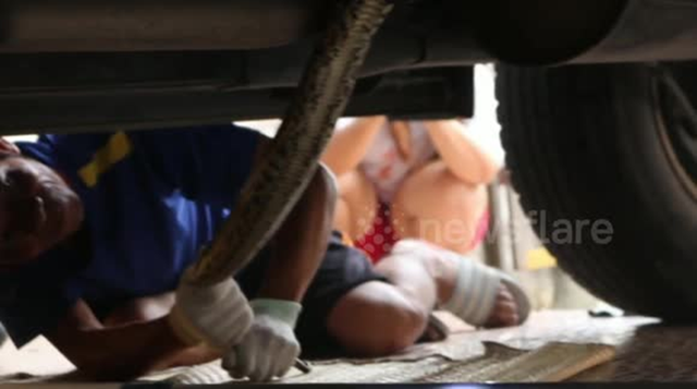 Người đàn ông sốc nặng khi thấy cảnh tượng "nổi da gà" dưới chân - Ảnh 1.