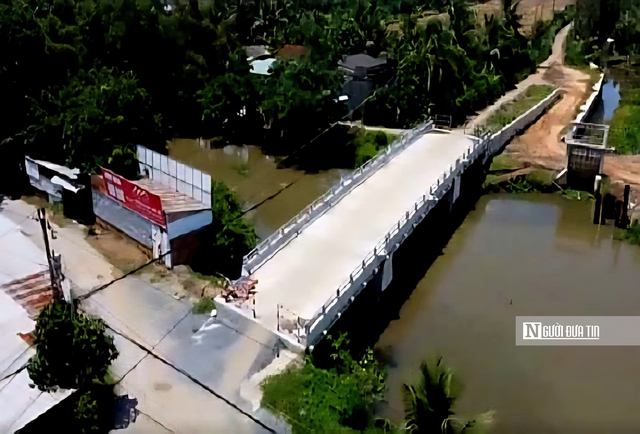 Dự án cầu gần 25 tỷ đồng khang trang nhưng hai đầu vẫn “trơ trọi”- Ảnh 2.
