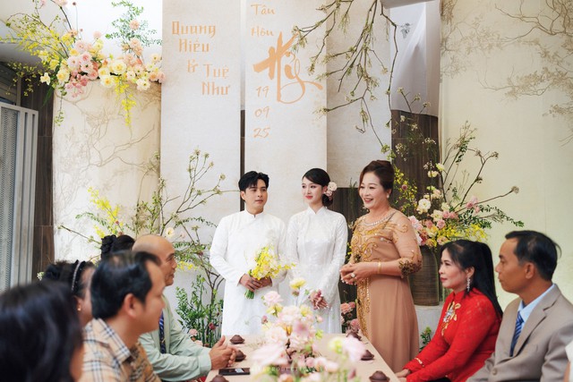 Khoảnh khắc lãng mạn của Hồ Quang Hiếu và Tuệ Như trong ngày trọng đại  - Ảnh 1.