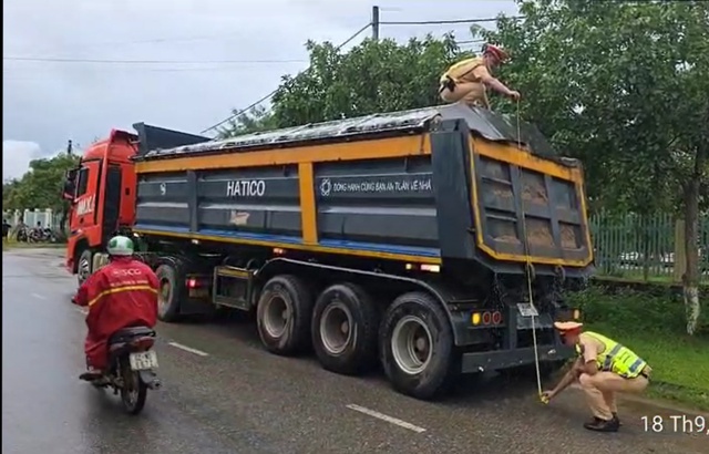 Cảnh sát giao thông tăng cường xử lý xe chở cát "khủng", rơi vãi trên đường Hồ Chí Minh- Ảnh 1.