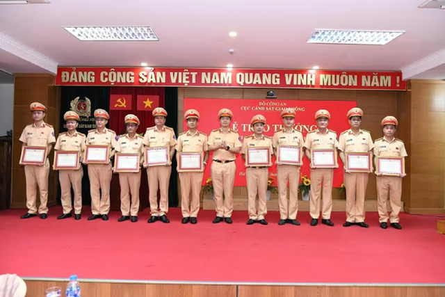 Bản tin 3/9: Khen thưởng lực lượng Cảnh sát giao thông tăng cường phục vụ A80- Ảnh 1. Bản tin 3/9: Khen thưởng lực lượng Cảnh sát giao thông tăng cường phục vụ A80- Ảnh 1.