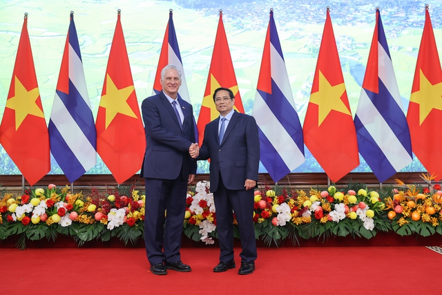 Lãnh đạo Cuba ấn tượng trước không khí hào hùng tại lễ kỷ niệm A80- Ảnh 2. Lãnh đạo Cuba ấn tượng trước không khí hào hùng tại lễ kỷ niệm A80- Ảnh 2.