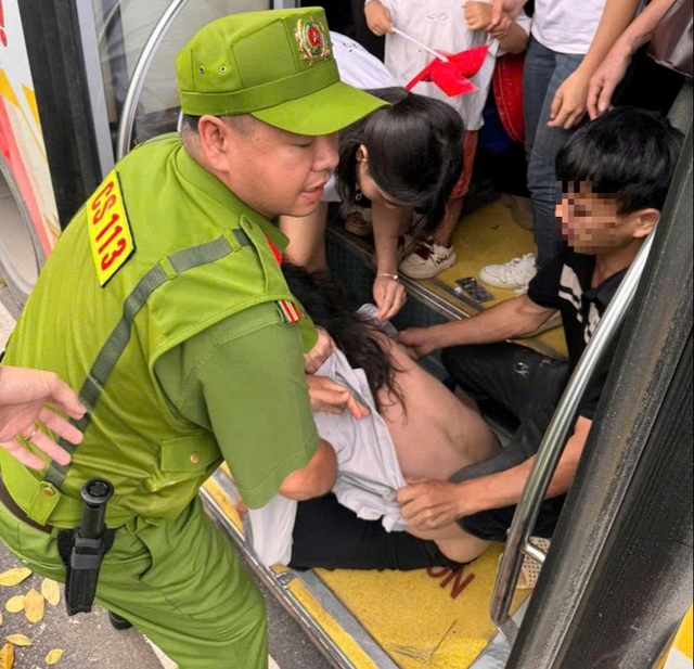 Kịp thời ngăn chặn người phụ nữ nghi trộm cắp trên xe buýt- Ảnh 1. Kịp thời ngăn chặn người phụ nữ nghi trộm cắp trên xe buýt- Ảnh 1.