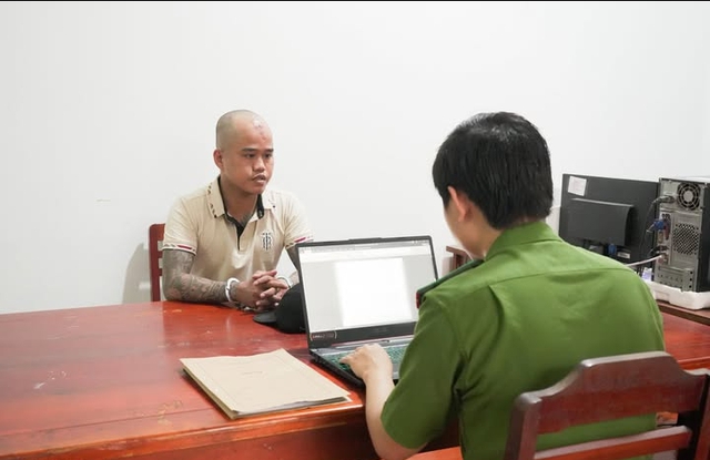 Bắt nam thanh niên lái thử xe rồi bỏ chạy, 'vứt người yêu' ở Nghệ An - Ảnh 1.