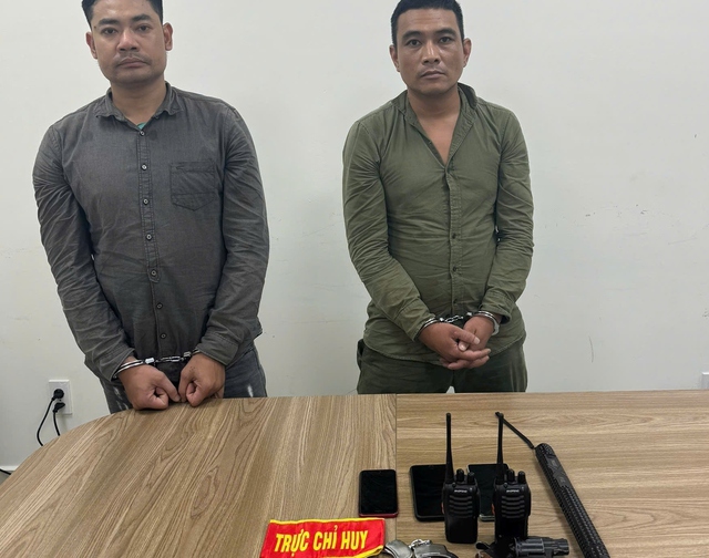 Bắt 2 đối tượng giả danh cảnh sát hình sự cướp tài sản- Ảnh 1. Bắt 2 đối tượng giả danh cảnh sát hình sự cướp tài sản- Ảnh 1.