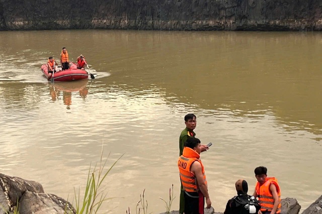 Thấy bạn rơi xuống hồ 2 thanh niên nhảy xuống cứu, cả ba đều mất tích- Ảnh 1. Thấy bạn rơi xuống hồ 2 thanh niên nhảy xuống cứu, cả ba đều mất tích- Ảnh 1.