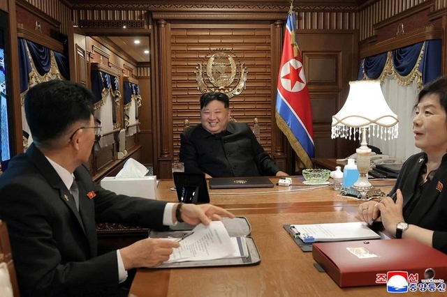Nhà lãnh đạo Triều Tiên Kim Jong Un đến Trung Quốc bằng tàu hoả bọc thép- Ảnh 1. Nhà lãnh đạo Triều Tiên Kim Jong Un đến Trung Quốc bằng tàu hoả bọc thép- Ảnh 1.