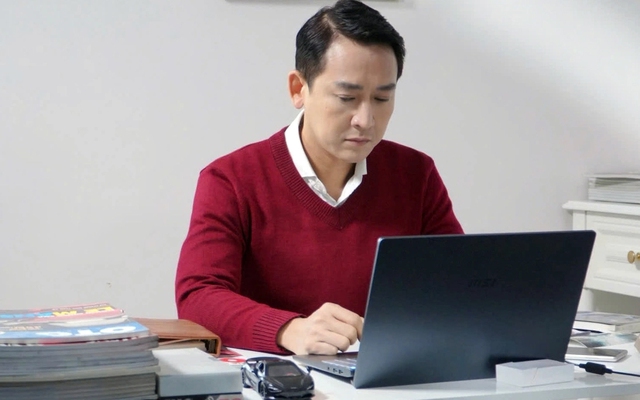 Hứa Vĩ Văn: Từ bác sĩ "Mưa đỏ" đến nhà báo bí ẩn đầy gai góc- Ảnh 1. Hứa Vĩ Văn: Từ bác sĩ "Mưa đỏ" đến nhà báo bí ẩn đầy gai góc- Ảnh 1.