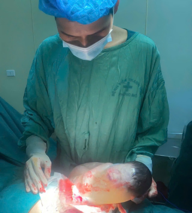 Hiếm gặp: Bé sơ sinh chào đời còn nguyên trong bọc ối- Ảnh 1. Hiếm gặp: Bé sơ sinh chào đời còn nguyên trong bọc ối- Ảnh 1.