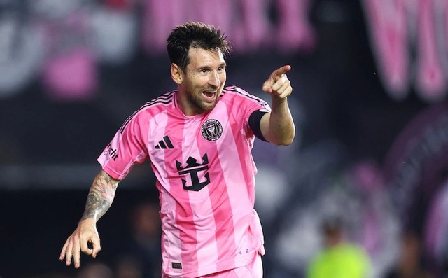 Hành động "lén lút" của trọng tài và Messi gây tranh cãi- Ảnh 1. Hành động "lén lút" của trọng tài và Messi gây tranh cãi- Ảnh 1.