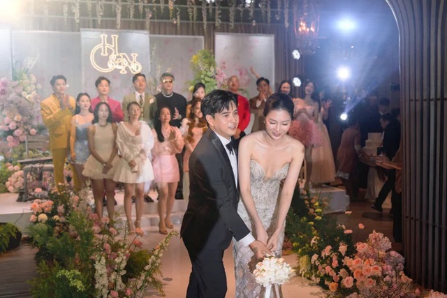 Nhật Kim Anh bắt được hoa cưới của vợ chồng Hồ Quang Hiếu- Ảnh 4.