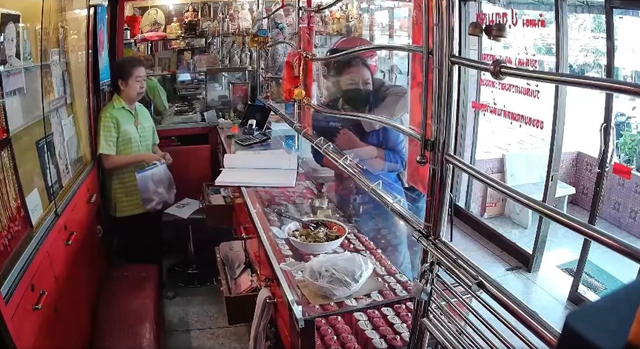 Người đàn ông dùng dao cướp tiệm vàng, bắt khách làm con tin - Ảnh 1.