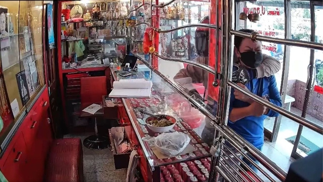 Người đàn ông dùng dao cướp tiệm vàng, bắt khách làm con tin - Ảnh 2.