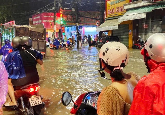 Mưa lớn trên diện rộng đã khiến nhiều nơi ở Đồng Nai chìm trong biển nước - Ảnh 4.
