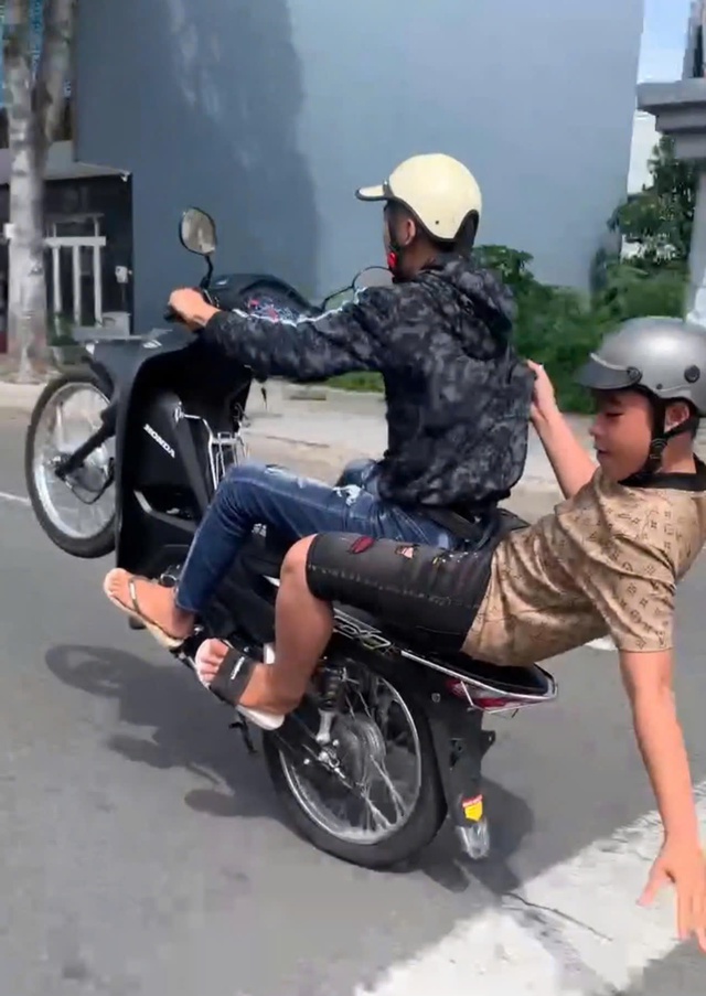 Xử lý 2 thiếu niên 'bốc đầu' xe máy để quay clip đăng Tiktok - Ảnh 1.