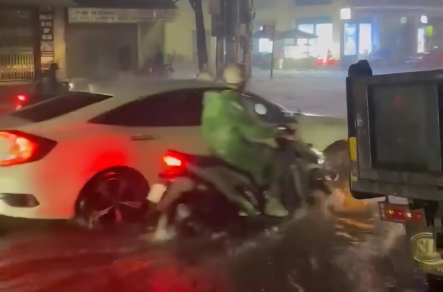 Mưa lớn trên diện rộng đã khiến nhiều nơi ở Đồng Nai chìm trong biển nước - Ảnh 5.