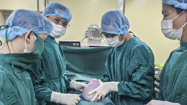 Bụng bỗng phình to "khổng lồ", cô gái 19 tuổi sốc khi biết nguyên nhân - Ảnh 1.