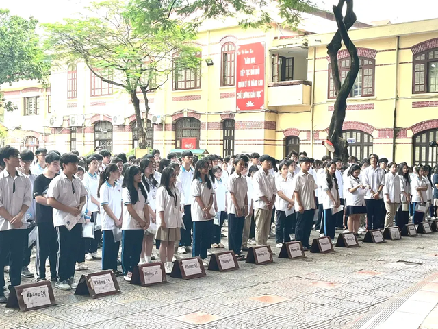 Hơn 4.900 em thi chọn học sinh giỏi thành phố các môn văn hóa lớp 12 - Ảnh 1.