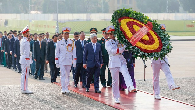 Đoàn đại biểu Đại hội Đảng bộ Mặt trận Tổ quốc, các đoàn thể Trung ương vào Lăng viếng Bác - Ảnh 1.