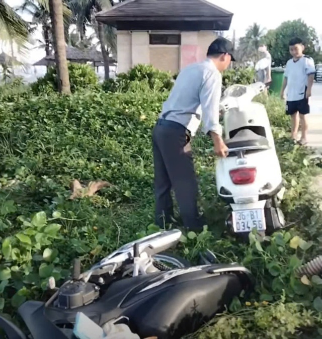 Ban quản lý Sơn Trà lên tiếng về clip “xô đổ” xe máy của du khách- Ảnh 1. Ban quản lý Sơn Trà lên tiếng về clip “xô đổ” xe máy của du khách- Ảnh 1.