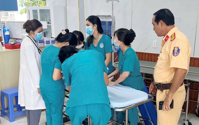 Đồng Nai: CSGT dùng xe chuyên dụng kịp thời đưa bé trai 1 tuổi đi cấp cứu - Ảnh 1.