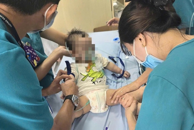 Đồng Nai: CSGT dùng xe chuyên dụng kịp thời đưa bé trai 1 tuổi đi cấp cứu - Ảnh 2.