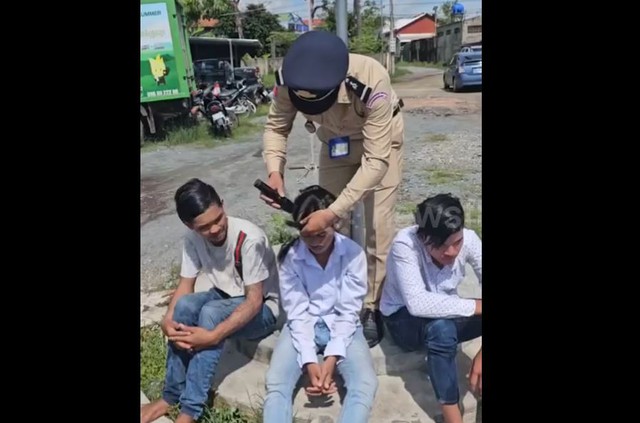 Chạy xe lạng lách trên đường, 3 thanh niên bị cảnh sát cạo đầu - Ảnh 1.