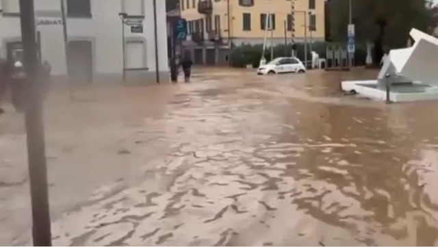 Lũ lụt nghiêm trọng nhấn chìm nhiều ô tô ở miền Bắc nước Ý - Ảnh 1.