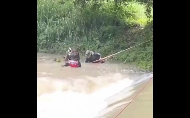 Vợ bị nước lũ cuốn trôi, người chồng có hành động khó tin - Ảnh 1.