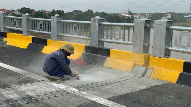 Cầu Phong Châu hoàn thiện những hạng mục cuối, chuẩn bị khánh thành- Ảnh 4.