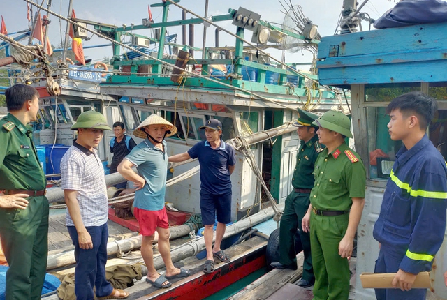 Thanh Hóa: Công an hỗ trợ dân neo đậu tàu thuyền, chặt tỉa cây ứng phó với bão số 9 - Ảnh 3.