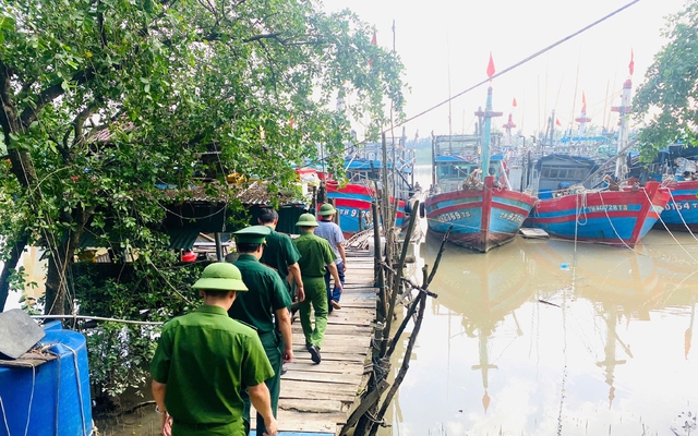 Thanh Hóa: Công an hỗ trợ dân neo đậu tàu thuyền, chặt tỉa cây ứng phó với bão số 9 - Ảnh 2.