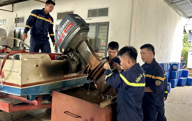 Thanh Hóa: Công an hỗ trợ dân neo đậu tàu thuyền, chặt tỉa cây ứng phó với bão số 9 - Ảnh 7.