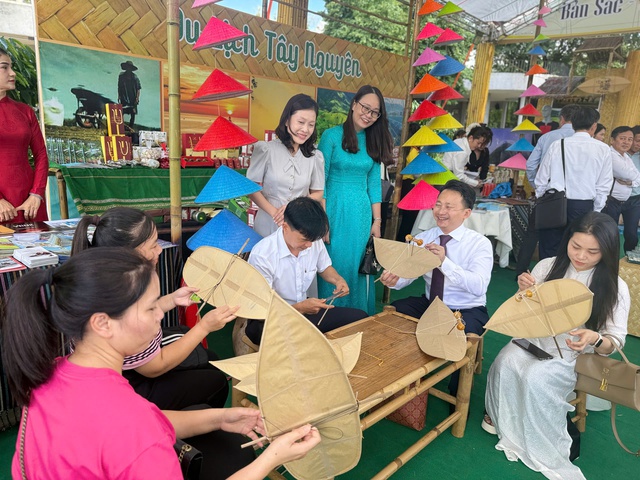 Hà Nội kết nối doanh nghiệp, thúc đẩy đầu tư và chuyển đổi số trong du lịch liên vùng - Ảnh 2.