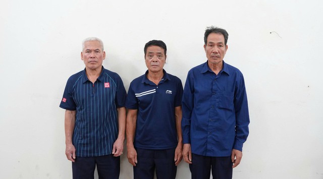Khởi tố nhóm bảo vệ dùng gậy đánh tài xế xe ôm đang đón bệnh nhân ở bệnh viện - Ảnh 1.