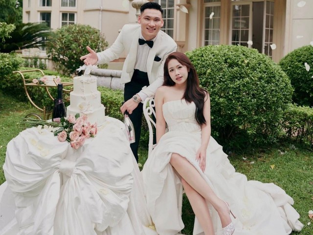 Thủ môn tuyển Việt Nam tung bộ ảnh cưới "nét căng" bên nữ tiếp viên hàng không xinh đẹp - Ảnh 1.