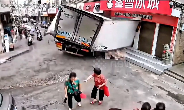 Hỏng phanh, xe tải chở tôm đâm vào cửa hàng trà sữa - Ảnh 1.