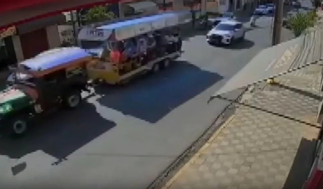 Xe du lịch chở 18 hành khách đứt cáp lao xuống dốc - Ảnh 1.