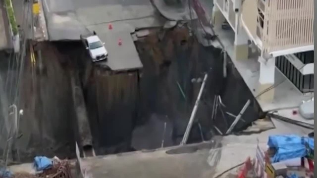 "Hố tử thần" khổng lồ nuốt chửng xe cộ và cột điện tại trung tâm Bangkok - Ảnh 1.