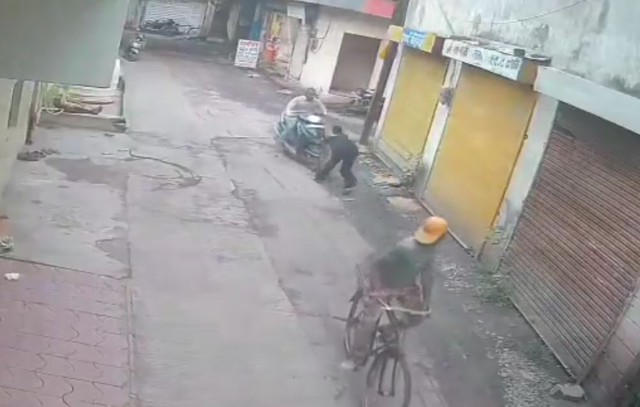 Người đàn ông đi xe máy đâm trúng bạn gái cũ vì từ chối làm lành - Ảnh 1.