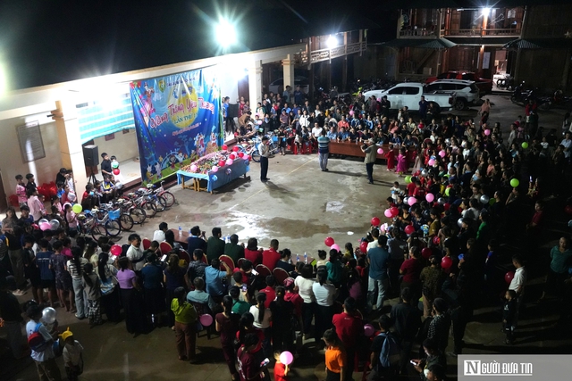 Những người làm báo Nghệ An mang "vầng trăng yêu thương" đến với trẻ em miền núi- Ảnh 1.