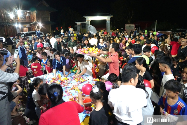 Những người làm báo Nghệ An mang "vầng trăng yêu thương" đến với trẻ em miền núi- Ảnh 4.