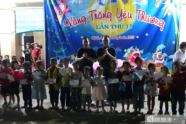 Những người làm báo Nghệ An mang "vầng trăng yêu thương" đến với trẻ em miền núi- Ảnh 2.